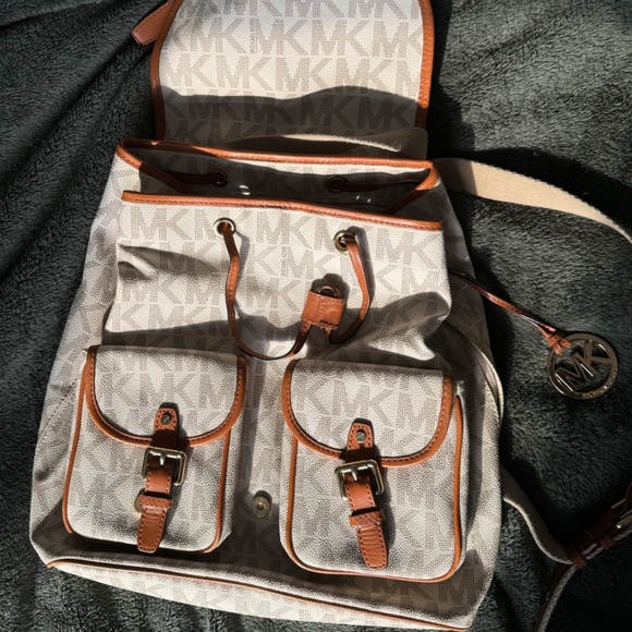 Michael Kors backpack - 100$ - Picture 4 of 4